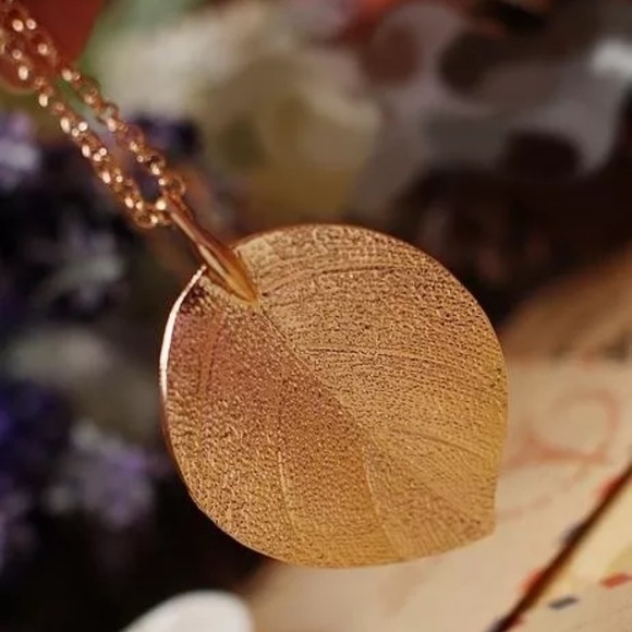 ❤️gorgeous gold leaf statement sweater necklace - Picture 3 of 8